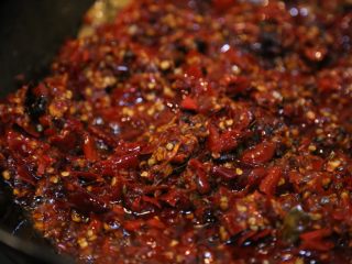 19、川香清油火锅底料,继续翻炒至无水份。