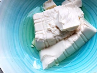6、裙带菜豆腐鸡蛋羹,撇去豆腐静置过程中产生的水分