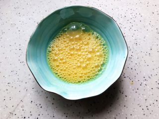 7、裙带菜豆腐鸡蛋羹,鸡蛋打散