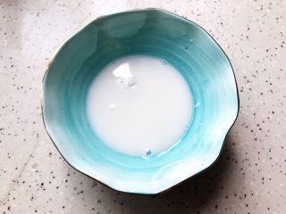 8、裙带菜豆腐鸡蛋羹,准备一点水淀粉