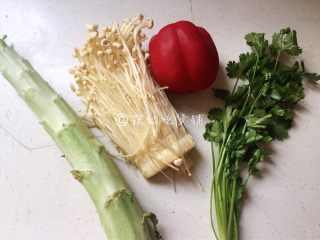 1、凉拌三鲜丝,食材。