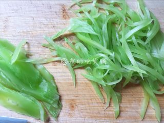 2、凉拌三鲜丝,莴笋去外皮后，切成丝。