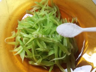 3、凉拌三鲜丝,随后放1小勺盐，腌制10分钟左右。