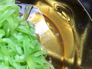 4、凉拌三鲜丝,时间到，把腌制过程中产生的水分滗去。