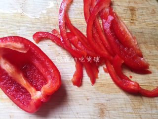 5、凉拌三鲜丝,红椒切丝。