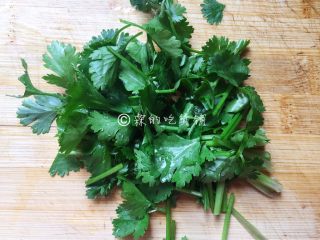 6、凉拌三鲜丝,香菜切小段。