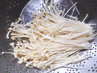 7、凉拌三鲜丝,金针菇切去根蒂部，冲洗干净。