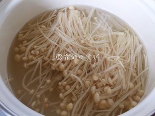 8、凉拌三鲜丝,锅里放水，烧开后，把金针菇汆烫一下。