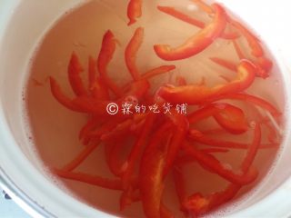 9、凉拌三鲜丝,红椒丝也汆烫一下。