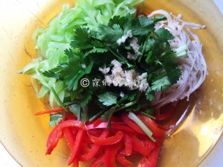 10、凉拌三鲜丝,所有的食材放入盘中，喜欢的话还可以加上点蒜末。