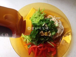11、凉拌三鲜丝,倒入1勺鲜鸡汁，拌匀。