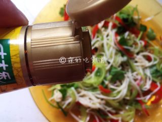 12、凉拌三鲜丝,再淋上一圈香油。