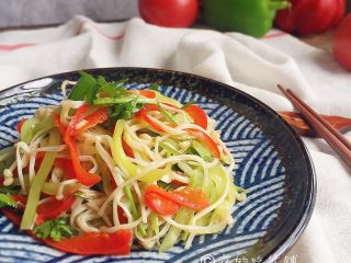 14、凉拌三鲜丝,完成。