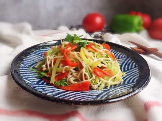 15、凉拌三鲜丝,完成。