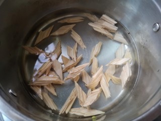 3、芹菜拌腐竹,腐竹入开水焯2-3分钟。
