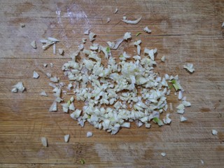 5、芹菜拌腐竹,蒜切末。