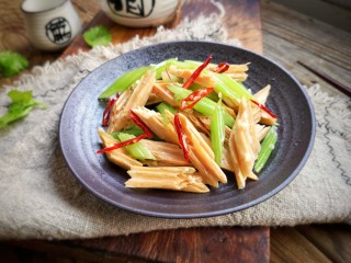 15、芹菜拌腐竹,成品。