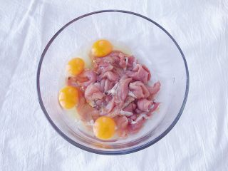 3、馋哭小孩的灵魂小酥肉,腌好的肉打入四个鸡蛋