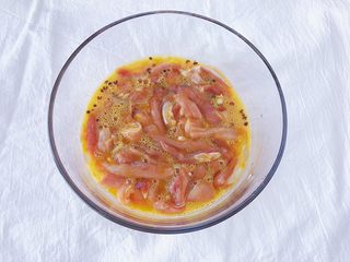 4、馋哭小孩的灵魂小酥肉,搅拌均匀