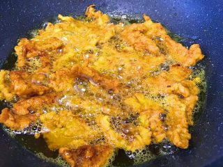 12、馋哭小孩的灵魂小酥肉,将炸好一遍的肉重新下锅复炸一遍 颜色明显变深即可