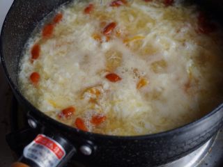 11、芙蓉南瓜,倒入鸡蛋清划散开来。