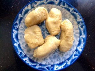 1、黑酱油＋健康素食菜～炒面筋,准备面筋5个