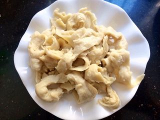 2、黑酱油＋健康素食菜～炒面筋,顺着纹路把面筋撕成条状