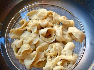 3、黑酱油＋健康素食菜～炒面筋,撕好的面筋清水洗干净，捞出沥干水分