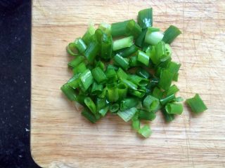 4、黑酱油＋健康素食菜～炒面筋,切葱花