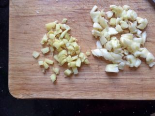 5、黑酱油＋健康素食菜～炒面筋,切姜末，蒜末