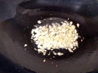 6、黑酱油＋健康素食菜～炒面筋,锅内放入适量食用油，姜，蒜末爆香