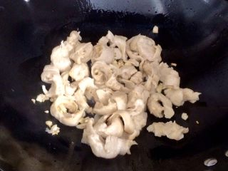 7、黑酱油＋健康素食菜～炒面筋,加入面筋翻炒