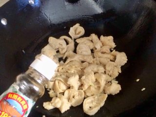 8、黑酱油＋健康素食菜～炒面筋,加适量生抽