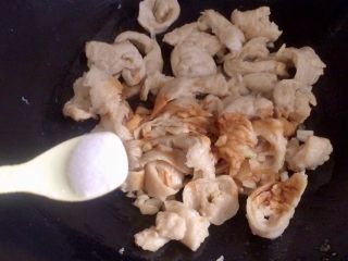 9、黑酱油＋健康素食菜～炒面筋,加小半勺盐