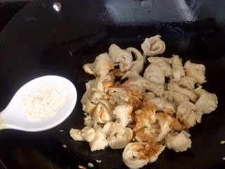 10、黑酱油＋健康素食菜～炒面筋,少许鸡精提鲜