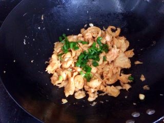 12、黑酱油＋健康素食菜～炒面筋,快速翻炒，最后洒上葱花即可出锅。