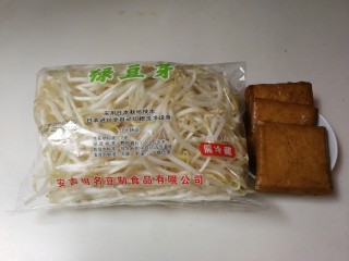 1、香干绿豆芽,准备好绿豆芽和香干，在超市买的这一种绿豆芽特别粗壮还脆嫩