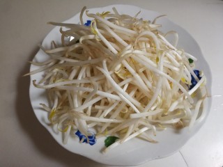 2、香干绿豆芽,绿豆芽冲洗一下，清水浸泡五分钟沥掉水
