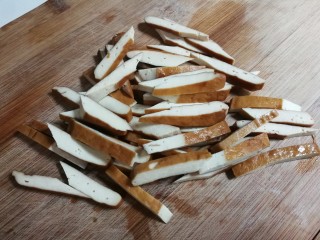 3、香干绿豆芽,香干切成条