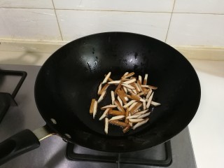 5、香干绿豆芽,热锅凉油放入香干翻炒片刻