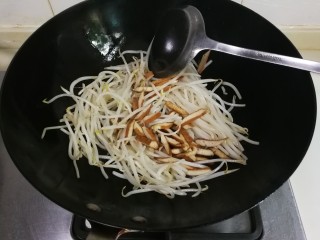 7、香干绿豆芽,绿豆芽翻炒变半透明状