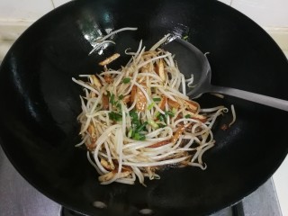 11、香干绿豆芽,放入葱花翻炒均匀