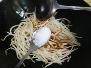 8、香干绿豆芽,放入一小勺盐