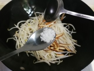 9、香干绿豆芽,放入半小勺糖