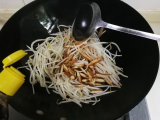 10、香干绿豆芽,放入一勺生抽