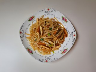 12、香干绿豆芽,出锅盛盘