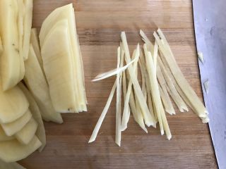 3、蒜香酸辣土豆丝,土豆去皮洗净,如图所示,切成细丝,越细越好
