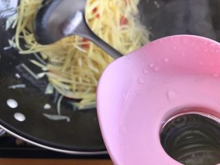 12、蒜香酸辣土豆丝,加一点点热开水,我比较喜欢吃粉一点的,如果你喜欢吃脆一点的,就不要加了