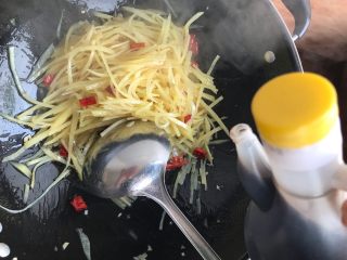 13、蒜香酸辣土豆丝,加适量陈醋