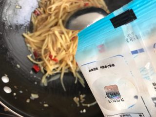 14、蒜香酸辣土豆丝,加少许细盐,翻炒均匀,即可